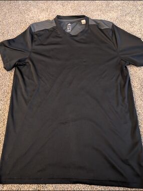 adidas Black Short-Sleeve Athletic Tee with Gray Shoulder Panels Size Large EUC